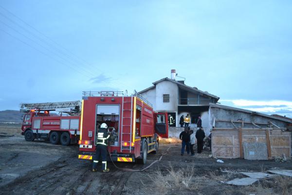 ​Müstakil ev yangınında 2 kişi dumandan etkilendi