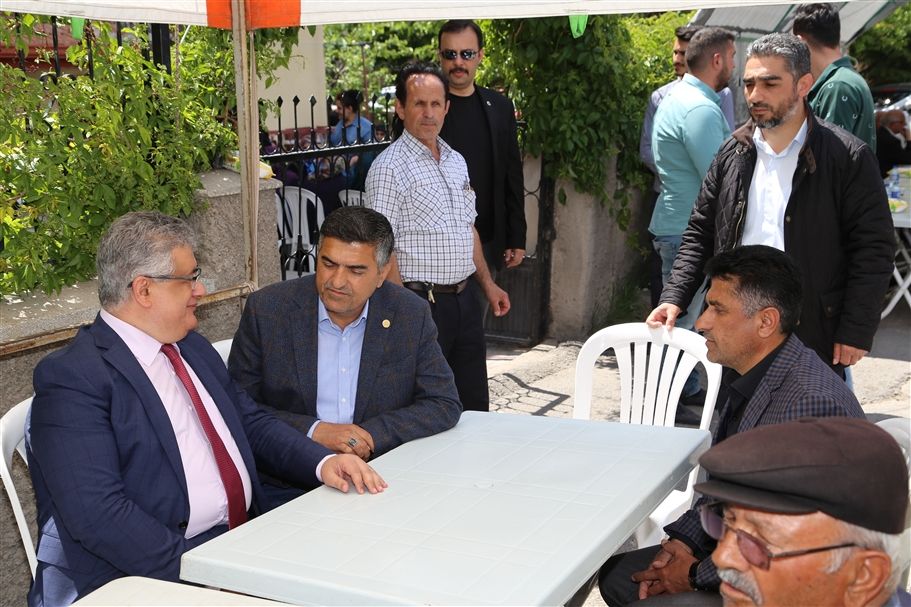 Vali Pekmez Demir ailesine  taziye ziyaretinde bulundu