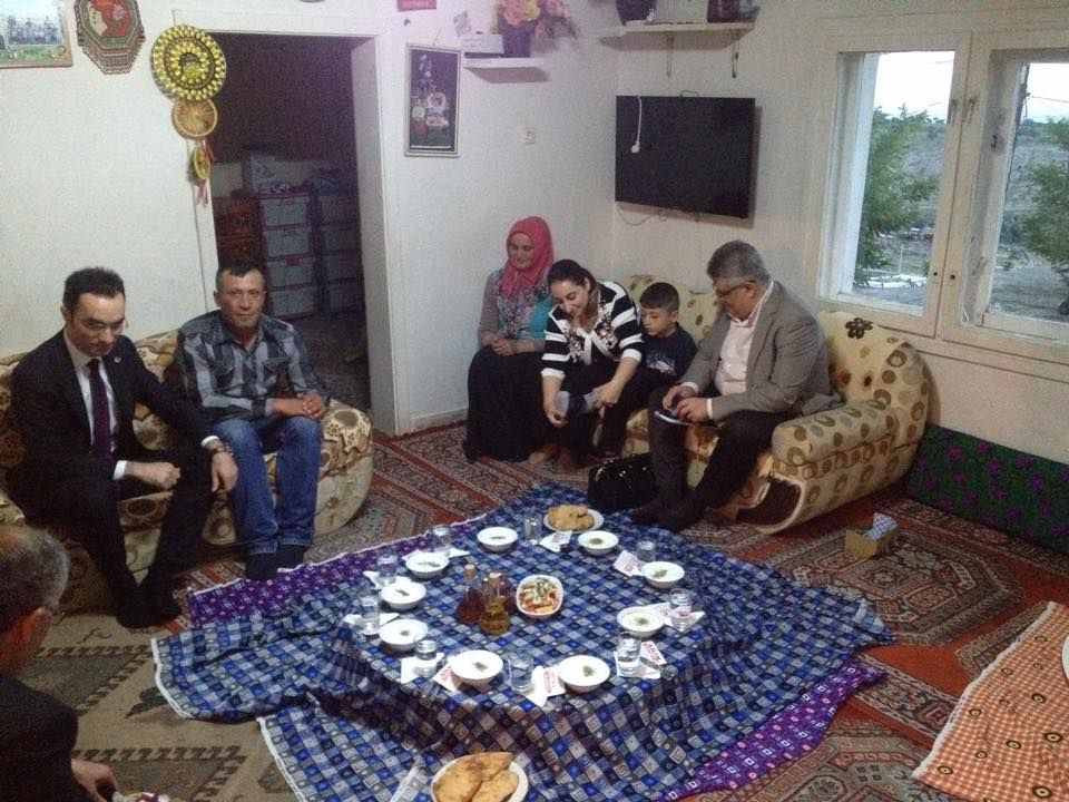 Vali Pekmez, vatandaşların  iftar sofrasına misafir oluyor
