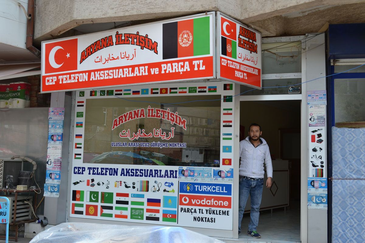 Afganistanlılar dükkan açmaya başladı