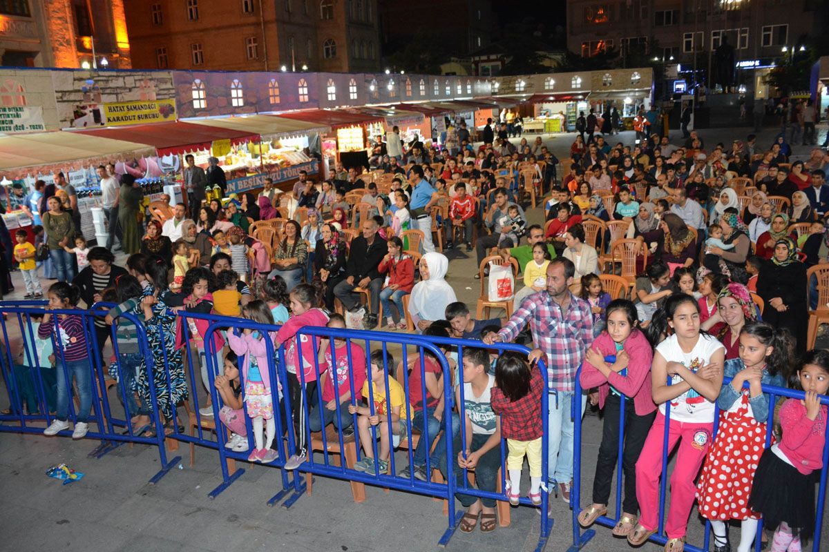 Aksaraylılar Ramazan  sokağı ile güldü ve eğlendi