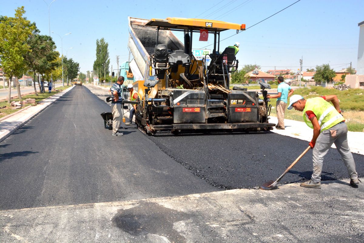 Şehrin her bölgesinde sıcak  asfalt çalışmaları sürüyor