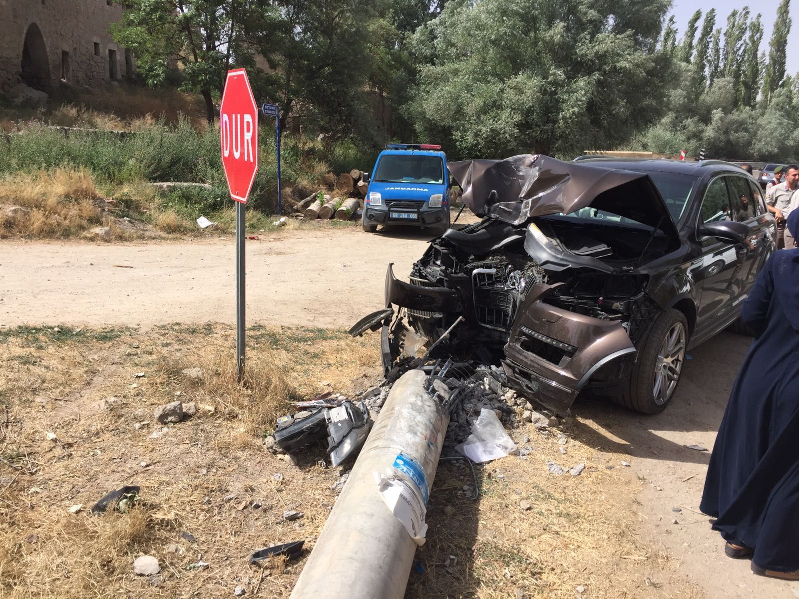 Otomobil beton direğe çarptı: 4 yaralı
