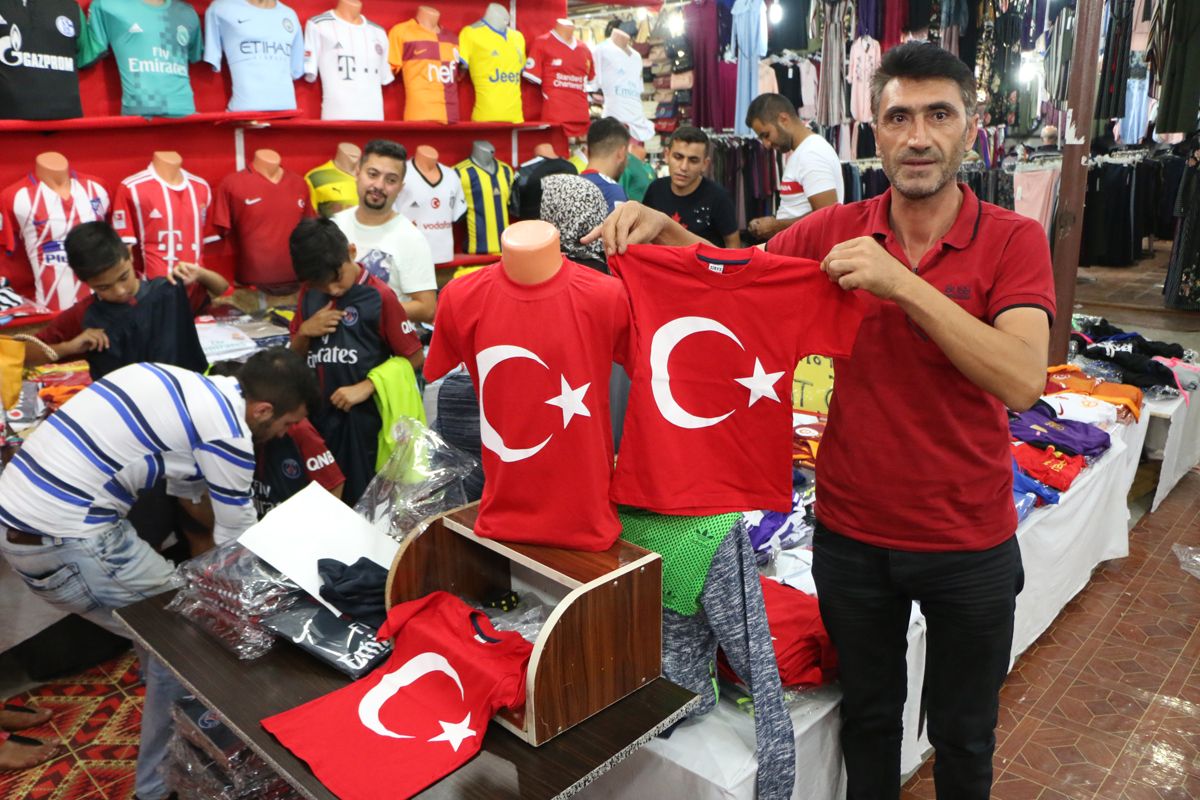 Türk Bayrağı simgeli    tişörtlerde talep patlaması