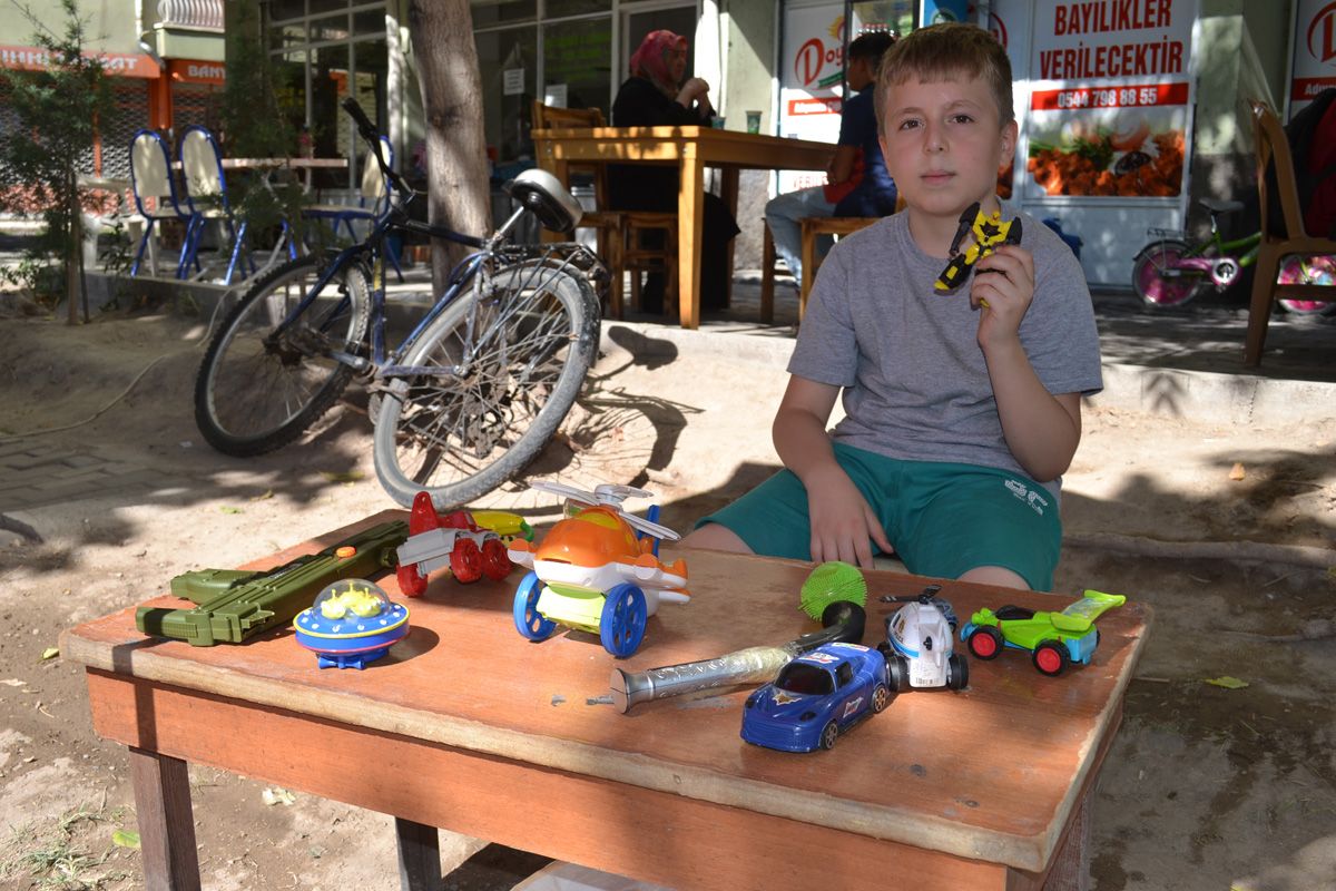 Suriyeli çocuklar için oyuncaklarını satışa çıkardı