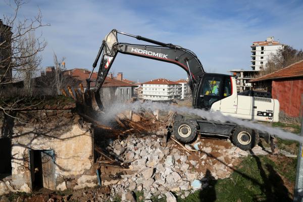 Aksaray’da bin 298  adet metruk bina yıkıldı