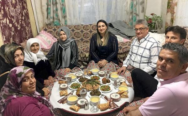 Pekmez ailesi vatandaşların  iftar sofrasına konuk oluyor