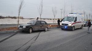 ​Aksaray’da otomobil refüje çarptı: 5 yaralı
