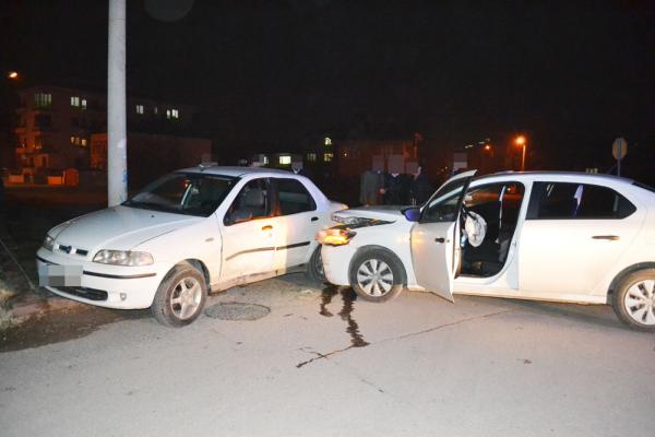 ​Aksaray’da İki Otomobil Çarpıştı: 2 Yaralı