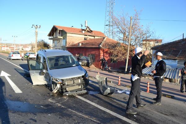 Aksaray’da otomobil hafif  ticari araçla çarpıştı: 3 yaralı