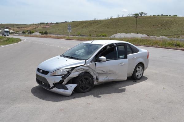 ​Otomobil ile hafif ticari araç çarpıştı 1 yaralı