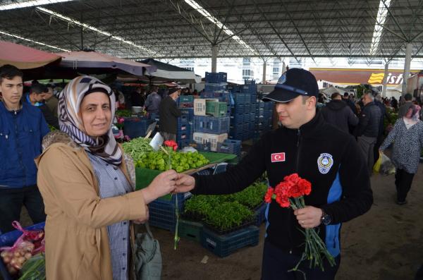 Aksaray Belediyesi anneler gününde karanfil dağıttı