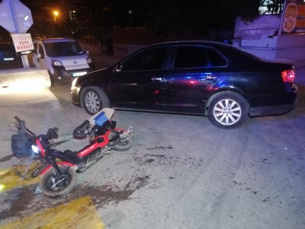 Elektrikli bisiklet otomobile çarptı