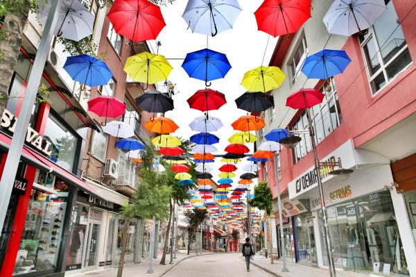 Şemsiyeli sokak rengarenk