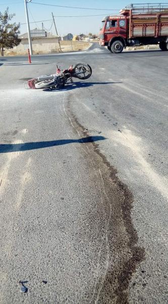 Tır ile motosiklet çarpıştı 1 ölü