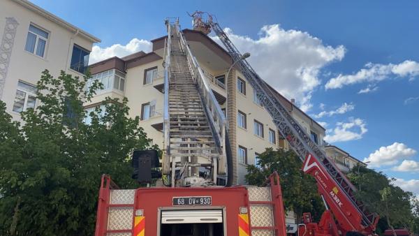 4 katlı apartmanın terasında yangın paniği
