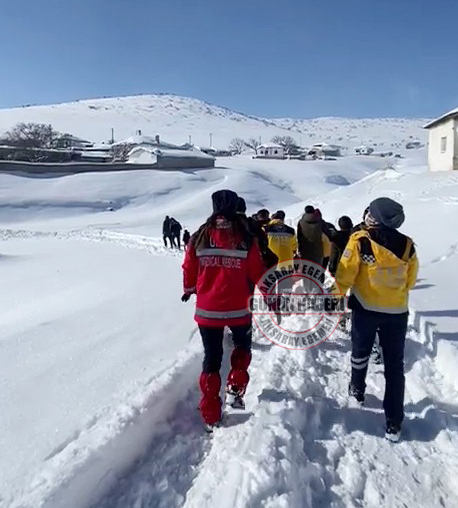 Aksaray’da köylüler kara saplanan ambulansı kurtarmak için seferber oldu