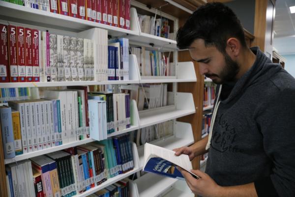 ASÜ kütüphanesi, öğrencilerin hizmetinde