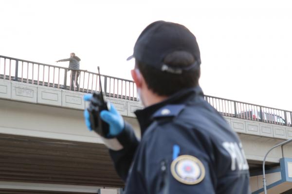 Bıçakla köprüye çıkan genci polis, ikna etti