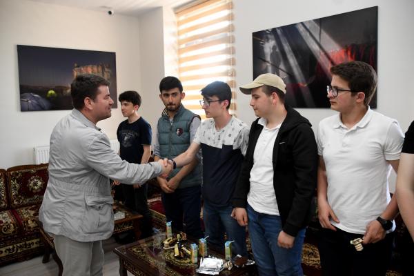 Başkan Dinçer, misafir öğrencileri  Bilim Merkezi’nde ağırladı