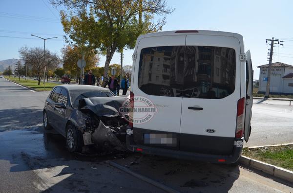 Aksaray’da öğrenci servisi otomobille çarpıştı: 10 yaralı