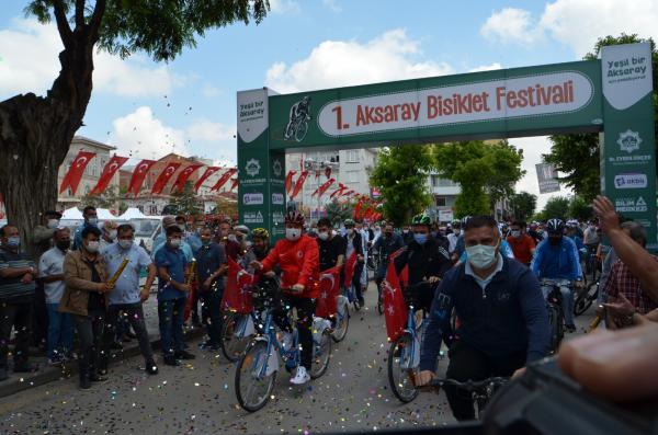Bisiklet festivali renkli görüntüler oluşturdu
