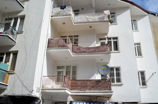 Aksaray’da bir kişi eşini bıçakla çocuklarını da balkondan atarak öldürdü