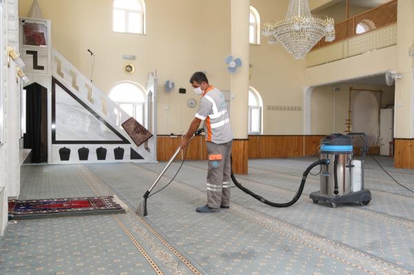 Cami temizleme ekibi iş başında