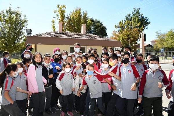 Başkan Dinçer Gazipaşa ortaokulunu ziyaret etti