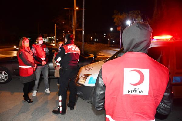 Kızılay’dan görev başındaki polislere ikram