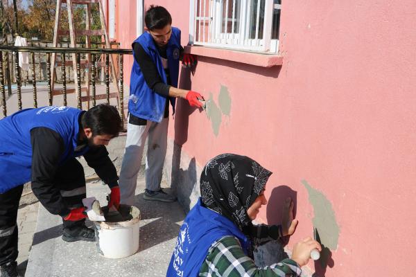 Gönüllü gençler  köy okulunu onardı