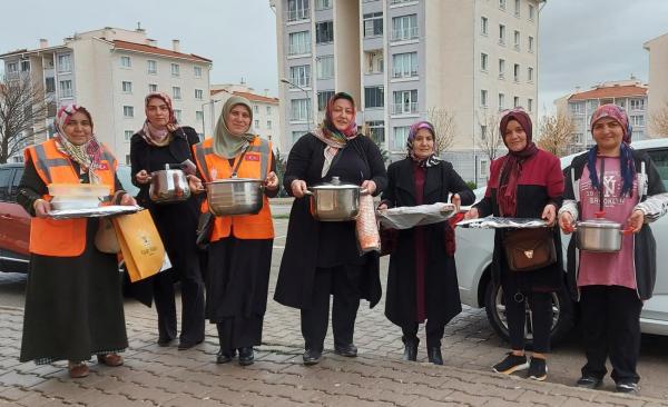 AK Parti İl Kadın Kolları ailelerin sofralarına misafir oldu
