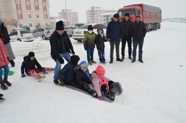 Çocuklar ve aileleri  karda doyasıya eğlendi
