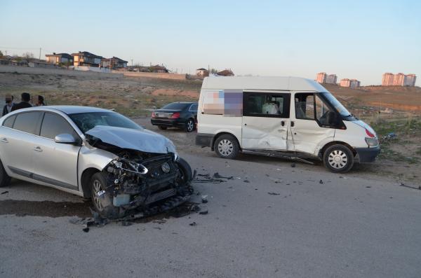 Aksaray’da işçi servisi ile otomobil çarpıştı, yaralılar var!