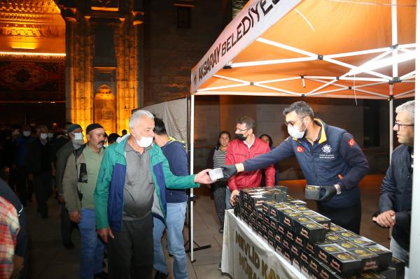 Aksaray Belediyesi vatandaşlara kandil simidi ikram etti