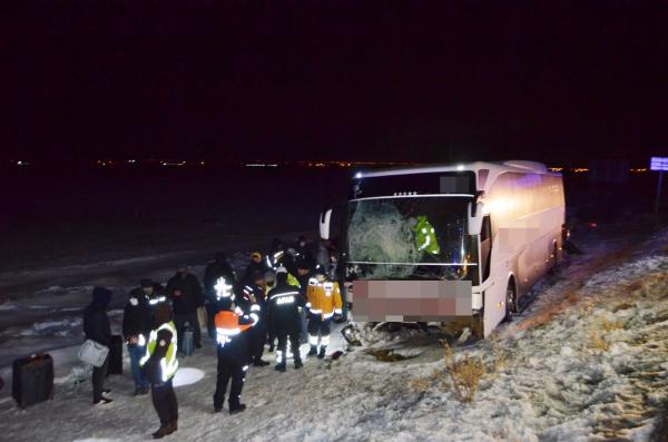 Aksaray’da buzlanma nedeni ile otobüs yoldan çıktı: 4 yaralı