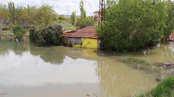 Sulama kanalı patladı,tarla ve evler sular altında kaldı