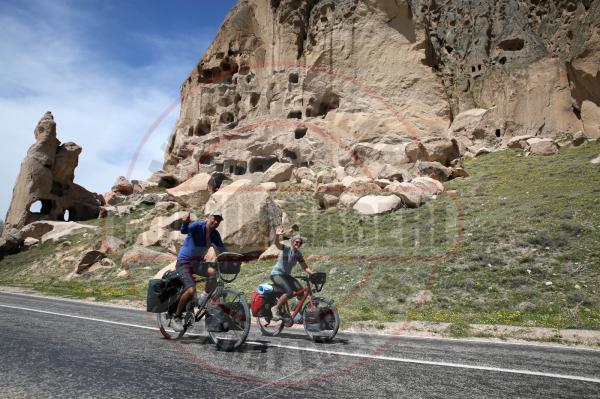 Bisikletle dünyayı gezen çift, Aksaray’a hayran kaldı