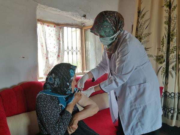 81 yaşındaki Hacer nineye sağlık ekipleri aşıyı evinde yaptı