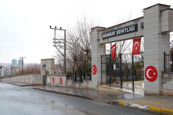 Şehitlik yolu Türk bayrağı ile donatıldı