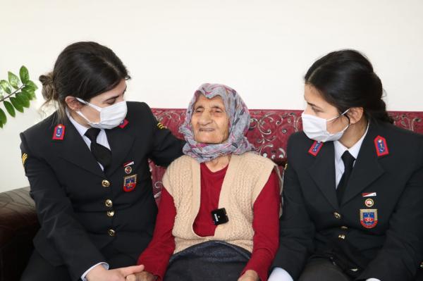Aksaray’ın en yaşlısı olan 114 yaşındaki Atike nineye ziyaret