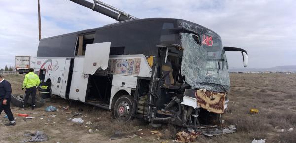 Yolcu otobüsü tıra  çarptı: 44 yaralı