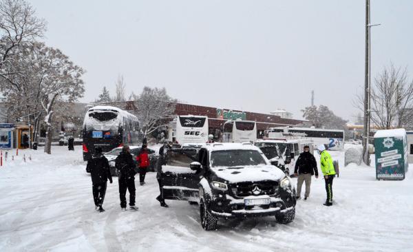 Kar nedeniyle mahsur kalan  yolcular kentte ağırlandı