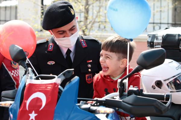Jandarma’dan özel çocuklara 23 Nisan sürprizi