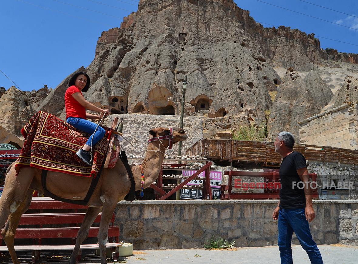 Turistler deve sırtında keşfe çıktı