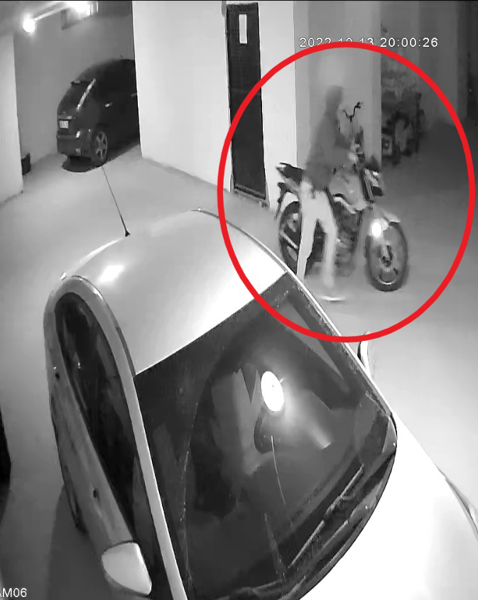 Elektrikli bisiklet hırsızları güvenlik kamerasında
