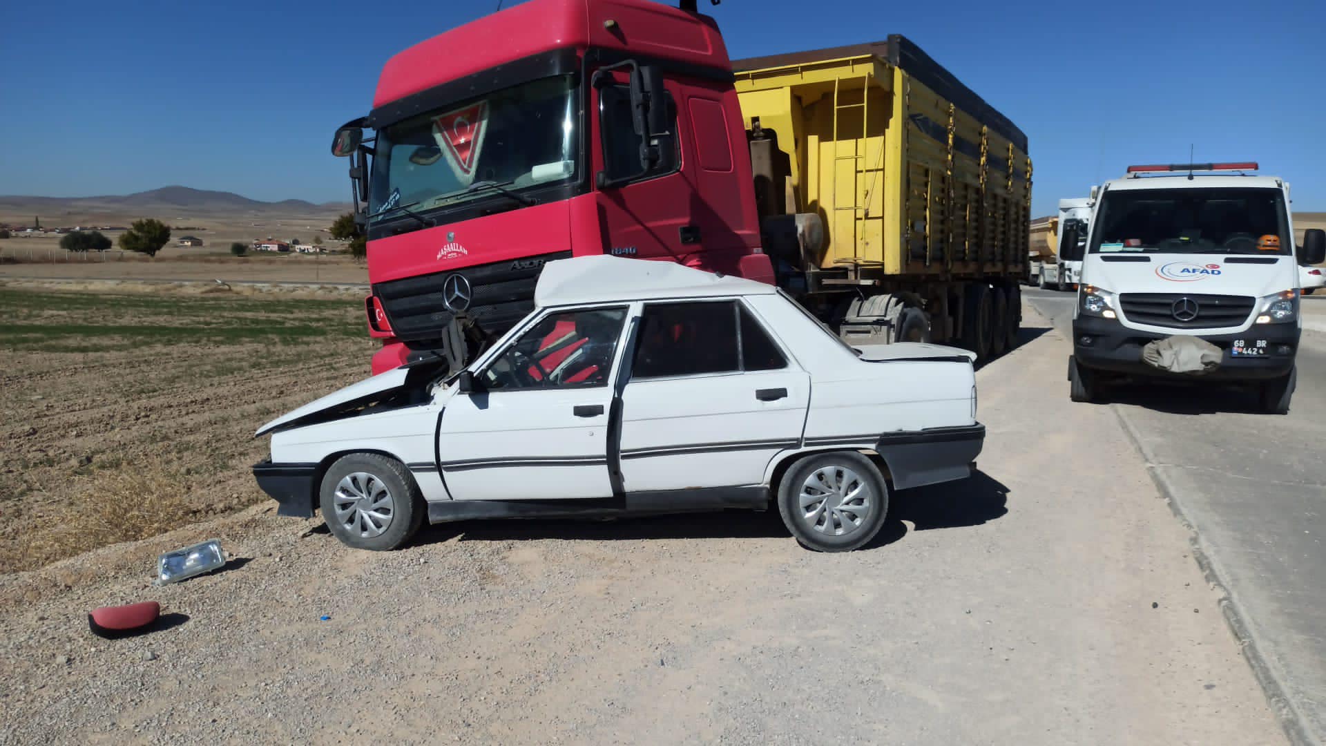 Hafriyat kamyonuyla otomobil çarpıştı: 1 ölü