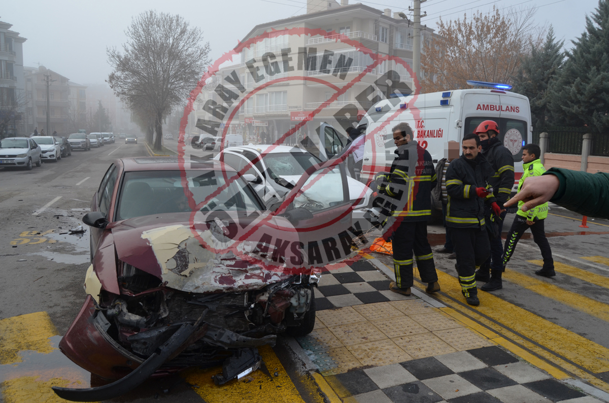 Aksaray’da 2 otomobil çarpıştı: 3 yaralı