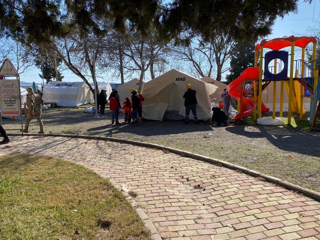 Aksaray Belediyesi depremzedeler  için çadır kurdu
