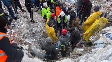 Aksaray belediyesi ekipleri enkazdan 2 kişiyi kurtardı